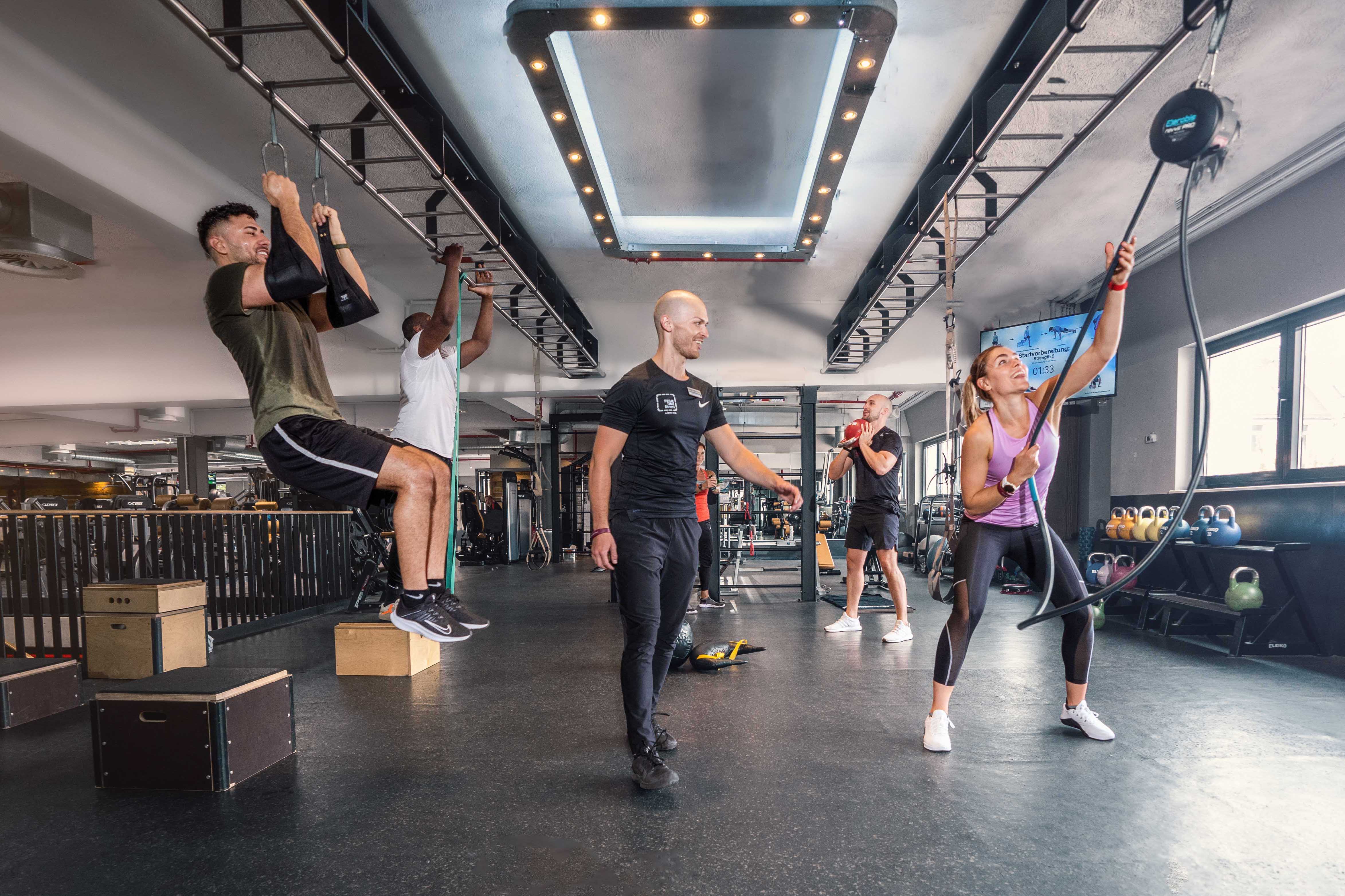 Gerätetraining oder Freies Training: Was ist effektiver?